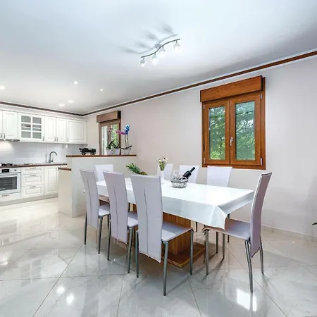 Three-bedroom Holiday In Дом отдыха